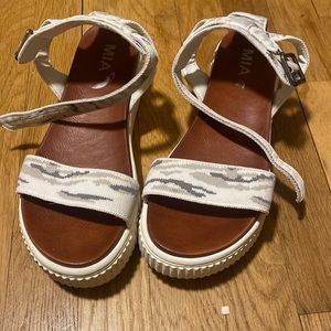 Woman’s platform cushion sandals